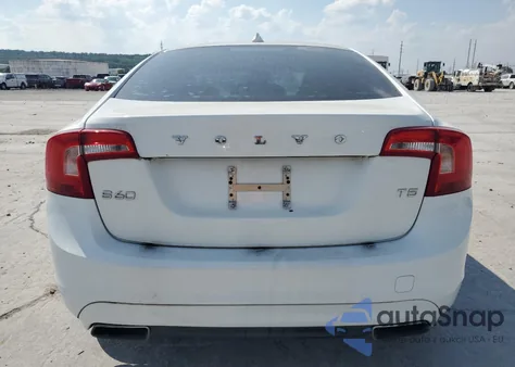 2015 Volvo S60 Premier z USA, uszkodzony, nr VIN YV140MFK8F1350796